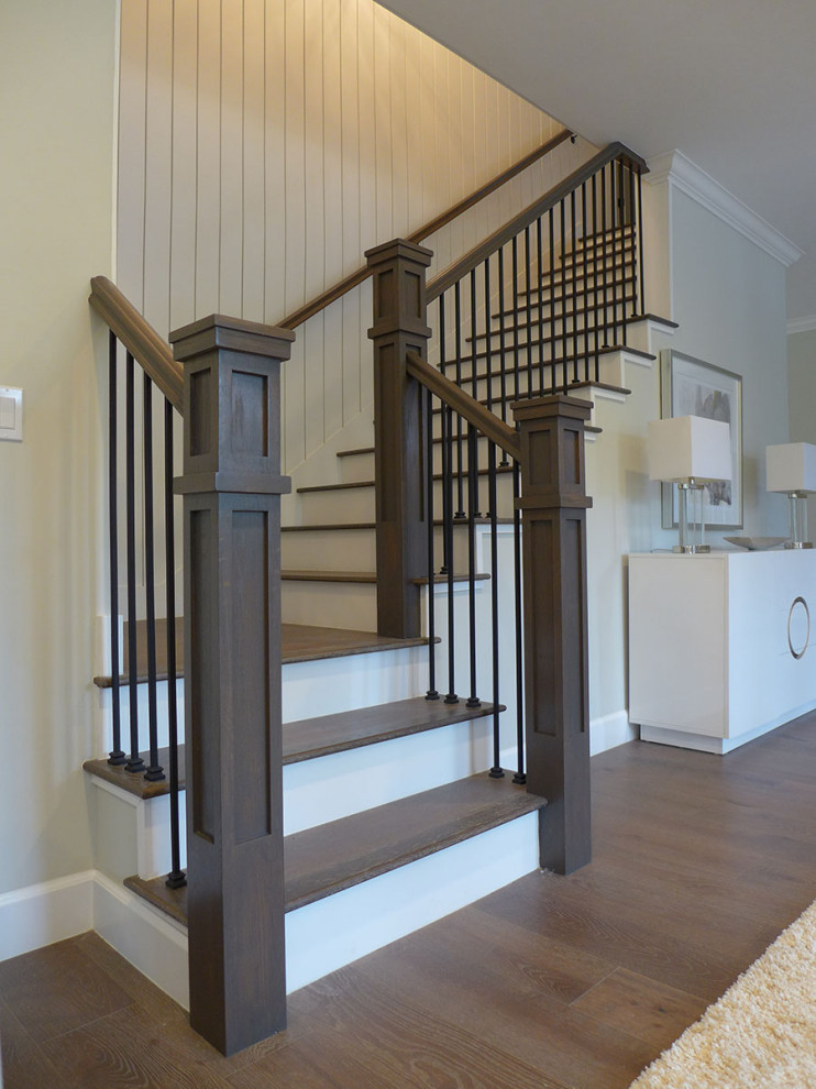 Ejemplo de escalera en L de estilo americano de tamaño medio con escalones de madera pintada, contrahuellas de madera, barandilla de madera y machihembrado