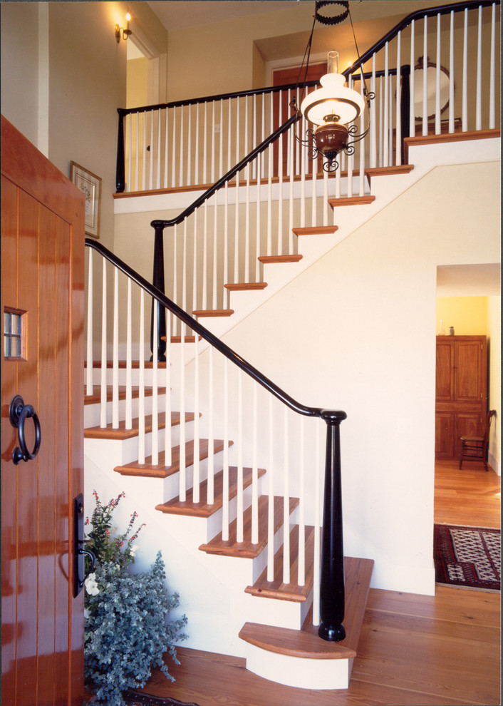 Idées déco pour un escalier peint campagne en U de taille moyenne avec des marches en bois, un garde-corps en bois et éclairage.