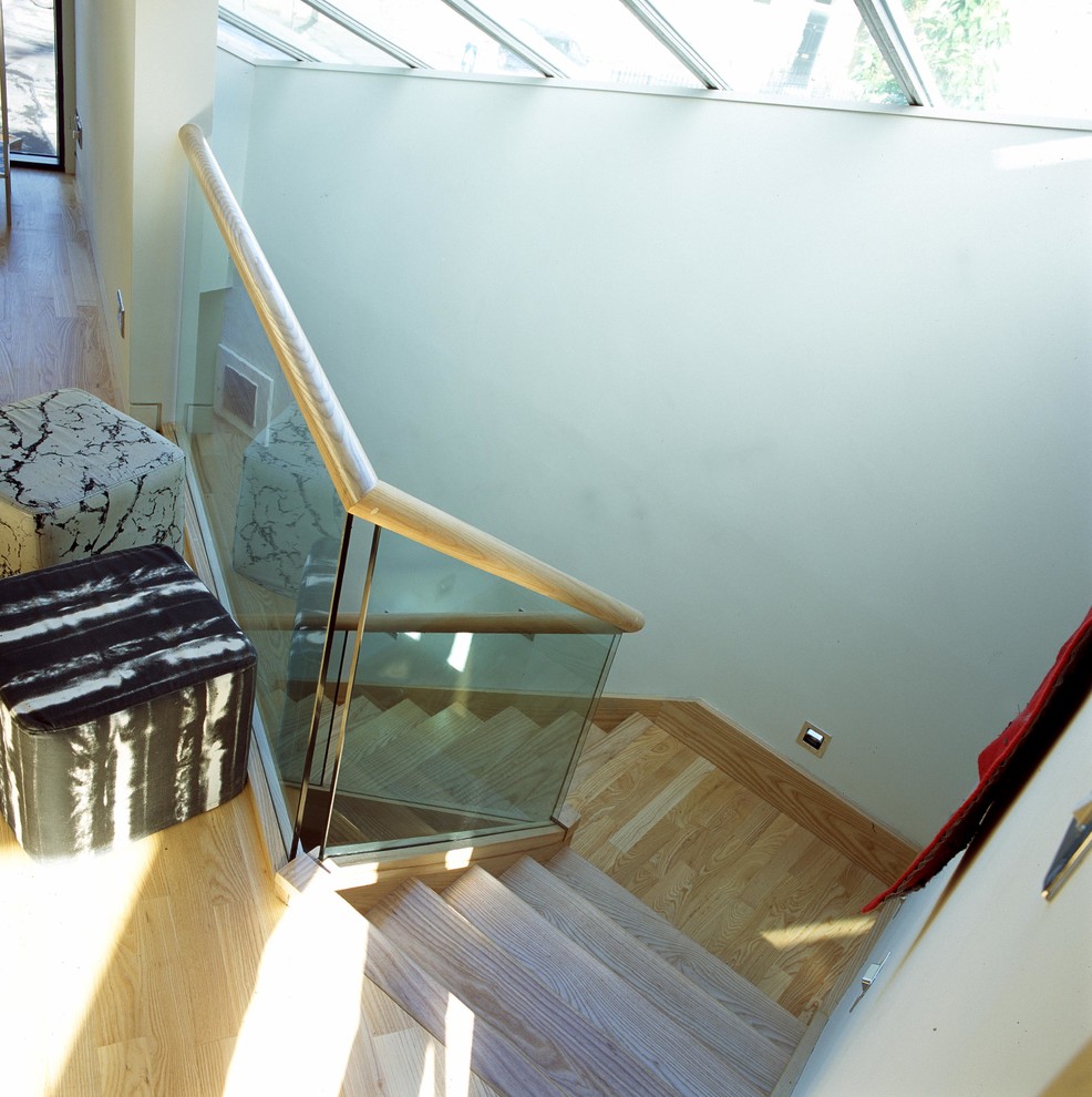 Ejemplo de escalera en L contemporánea pequeña con escalones de madera y contrahuellas de madera