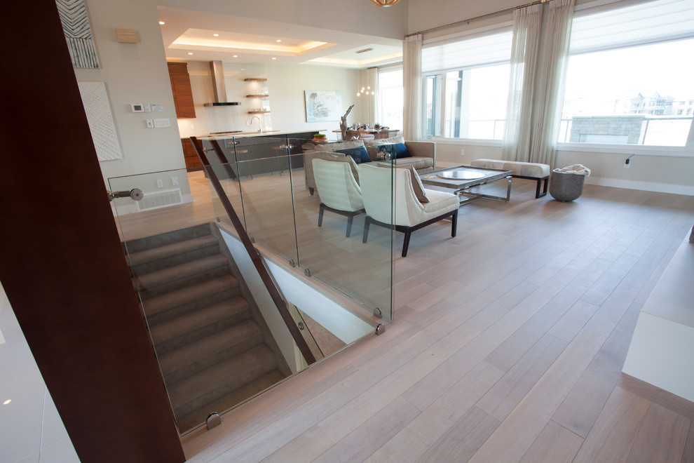 Gerade, Kleine Moderne Treppe mit Teppich-Treppenstufen und Teppich-Setzstufen in Calgary