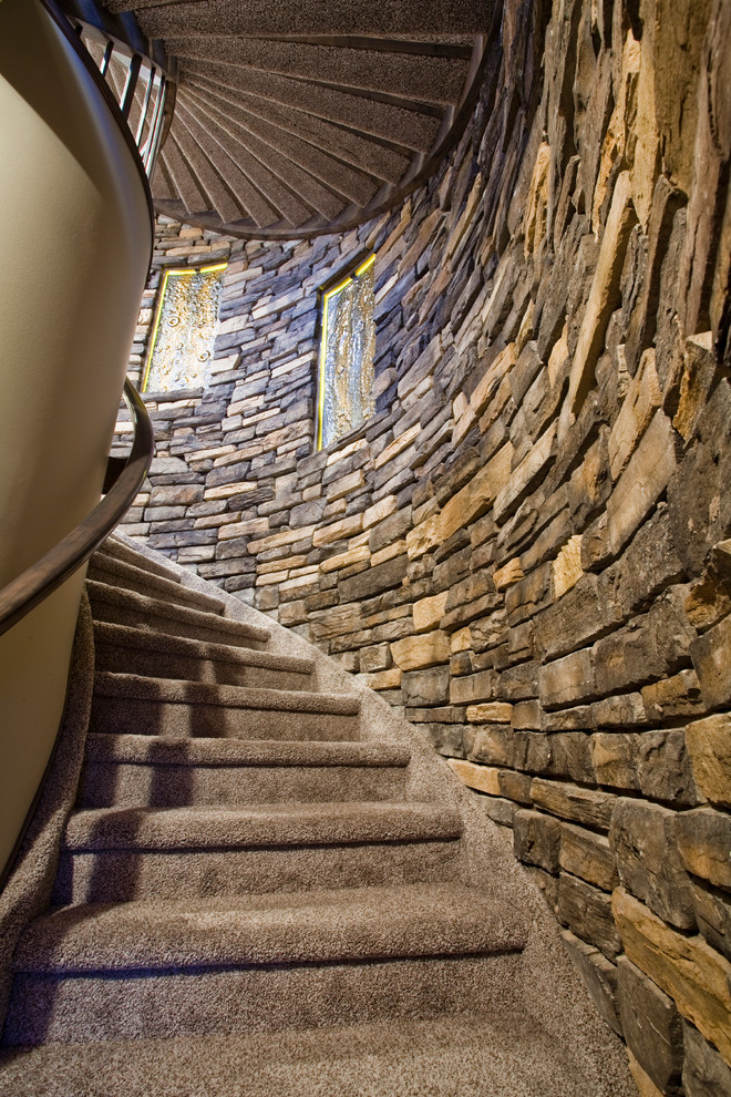 Стильный дизайн: изогнутая лестница в стиле неоклассика (современная классика) с ступенями с ковровым покрытием и ковровыми подступенками - последний тренд