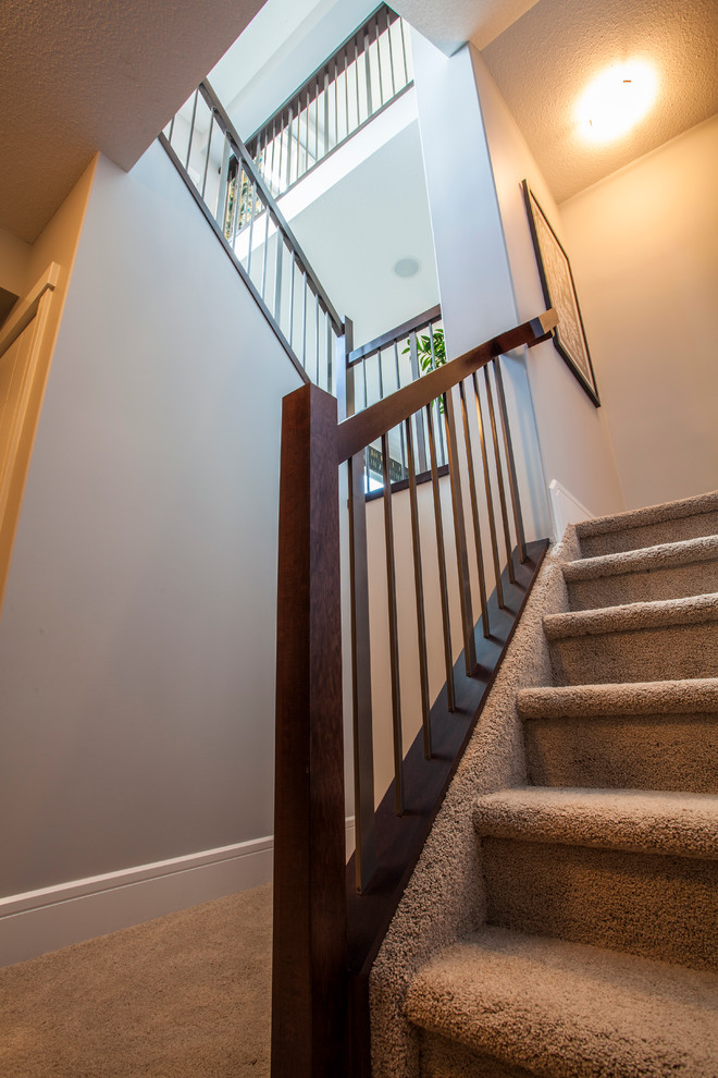 Diseño de escalera recta minimalista con escalones enmoquetados y contrahuellas enmoquetadas