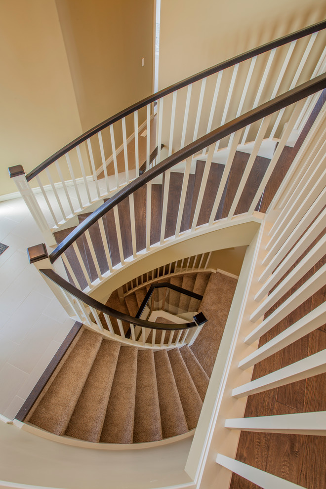 Imagen de escalera curva de estilo americano de tamaño medio con escalones de madera y contrahuellas de madera pintada