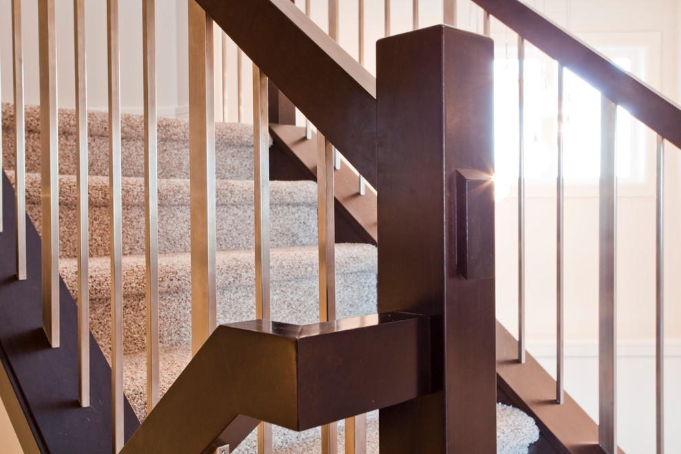 Exempel på en modern rak trappa, med heltäckningsmatta och sättsteg med heltäckningsmatta