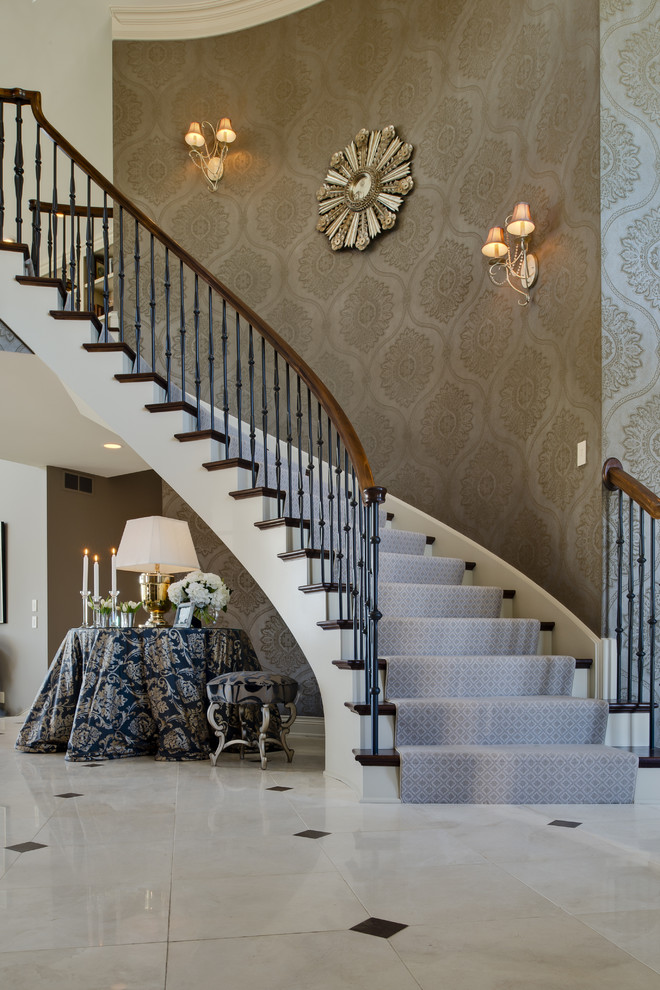 Idée de décoration pour un escalier courbe tradition avec des marches en bois et éclairage.