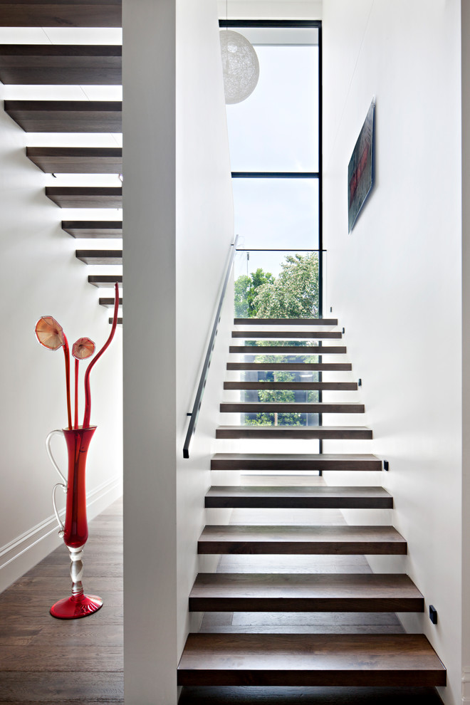 Идея дизайна: п-образная лестница в современном стиле с деревянными ступенями без подступенок