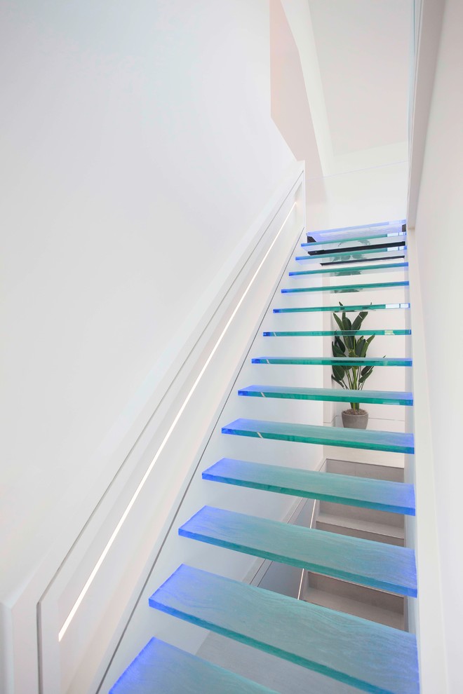 Idéer för stora funkis raka trappor i glas, med öppna sättsteg