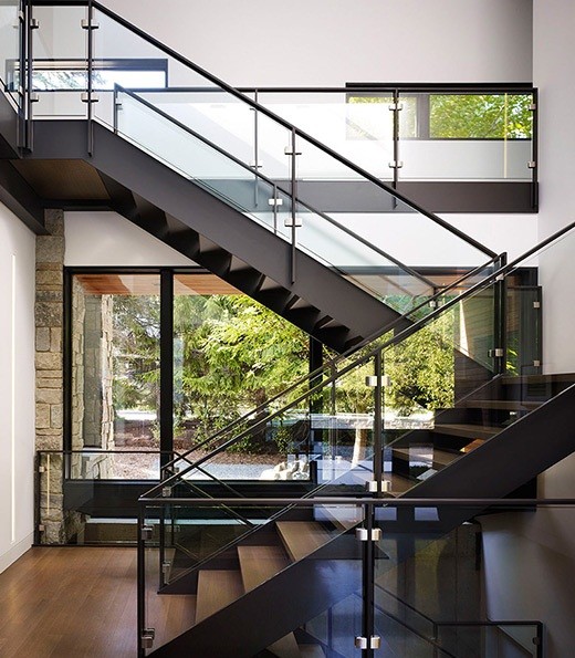 Cette image montre un escalier droit design de taille moyenne avec des marches en bois.