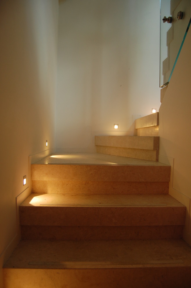 Стильный дизайн: маленькая изогнутая лестница в современном стиле с бетонными ступенями для на участке и в саду - последний тренд