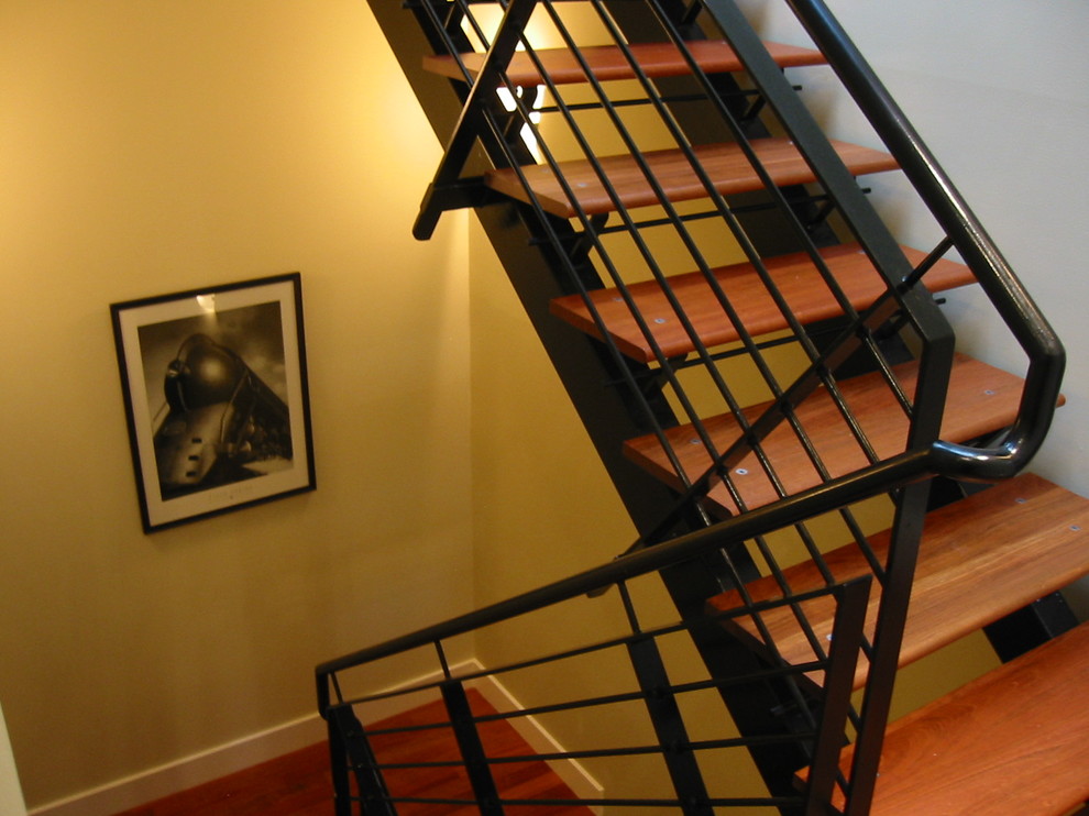 Imagen de escalera suspendida minimalista sin contrahuella con escalones de madera