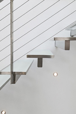 Свежая идея для дизайна: лестница в стиле модернизм - отличное фото интерьера