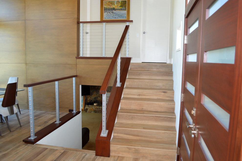 Источник вдохновения для домашнего уюта: угловая лестница среднего размера в стиле ретро с ступенями из плитки, подступенками из плитки и перилами из смешанных материалов