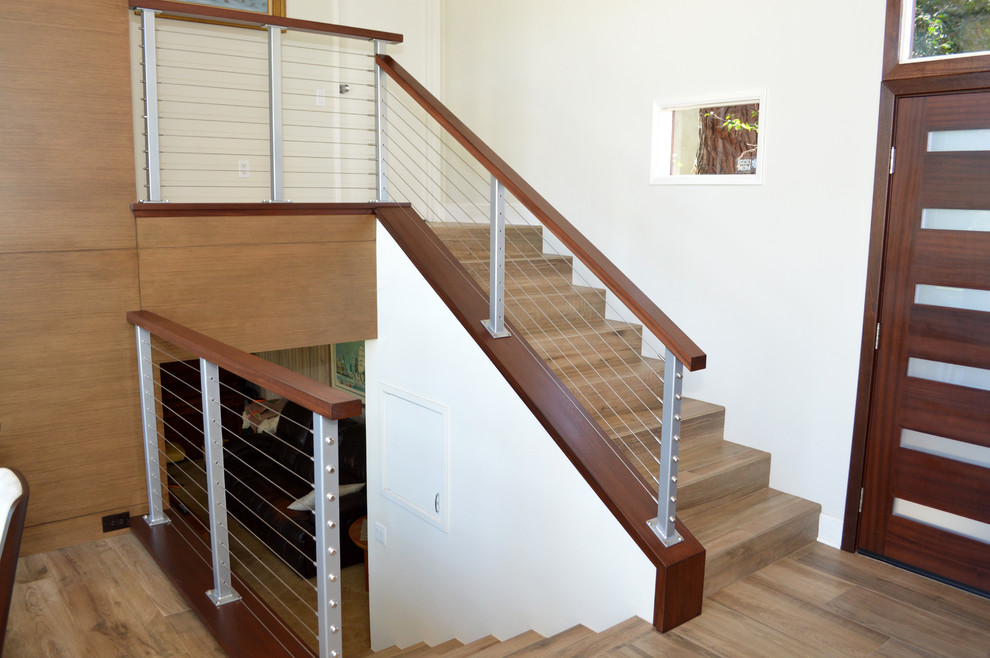Mittelgroße Retro Treppe in L-Form mit gefliesten Treppenstufen, gefliesten Setzstufen und Mix-Geländer in San Diego