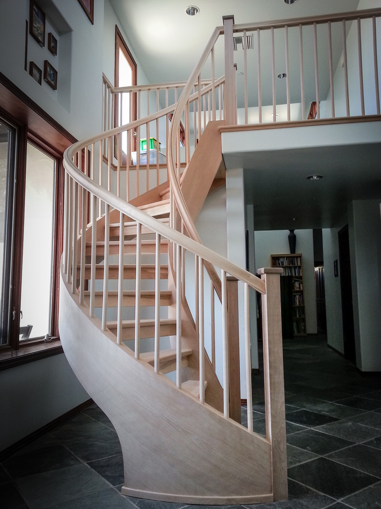 Idée de décoration pour un escalier sans contremarche flottant de taille moyenne avec des marches en bois.