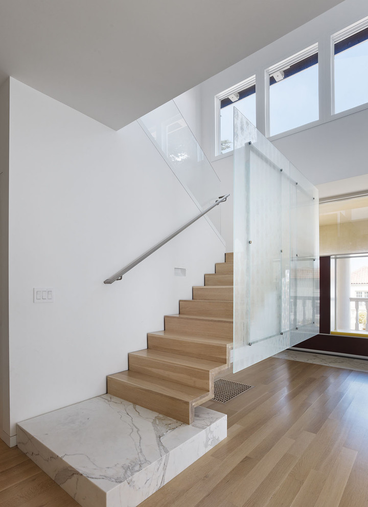 Идея дизайна: деревянная лестница в стиле модернизм с деревянными ступенями