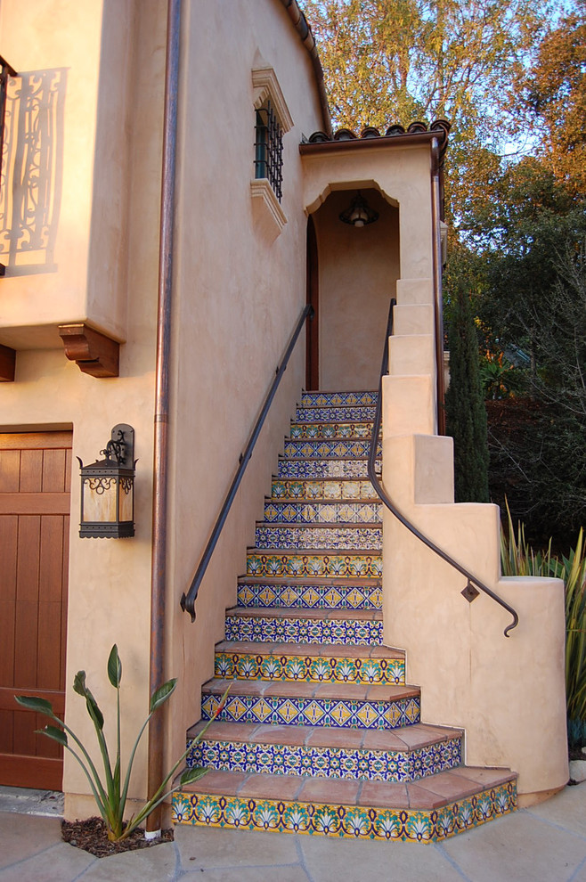 Foto de escalera exterior mediterránea con contrahuellas con baldosas y/o azulejos y escalones de terracota