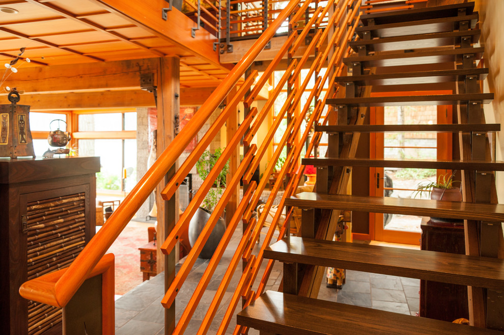 Ejemplo de escalera recta rural de tamaño medio sin contrahuella con escalones de madera y barandilla de madera