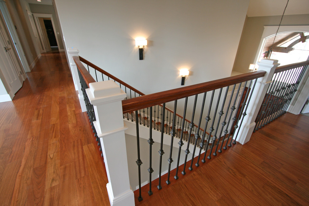 Aménagement d'un grand escalier peint courbe classique avec des marches en moquette.