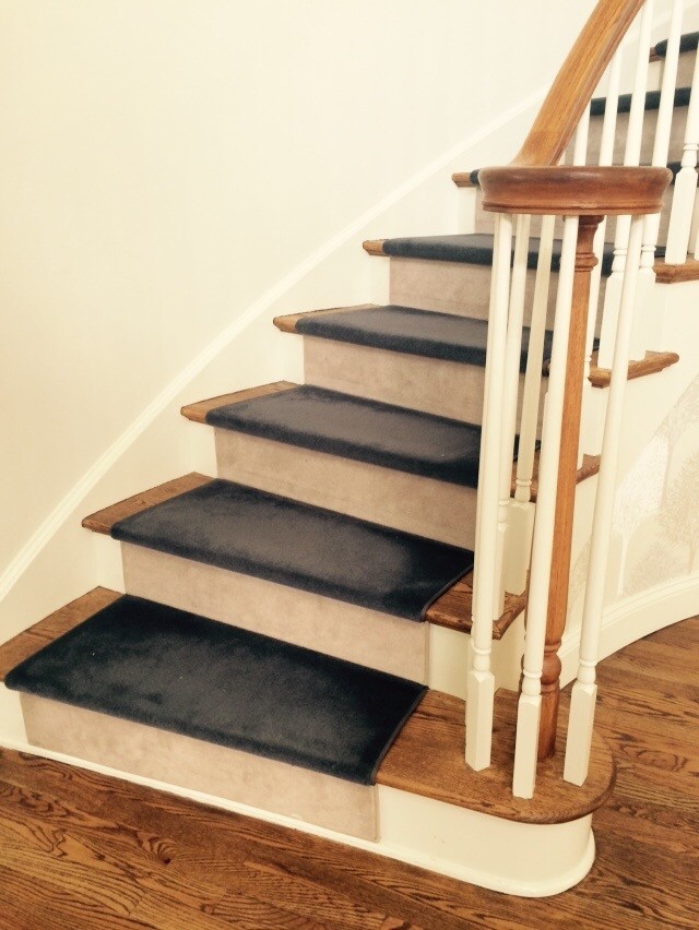 Идея дизайна: изогнутая лестница среднего размера в стиле неоклассика (современная классика) с ступенями с ковровым покрытием и ковровыми подступенками