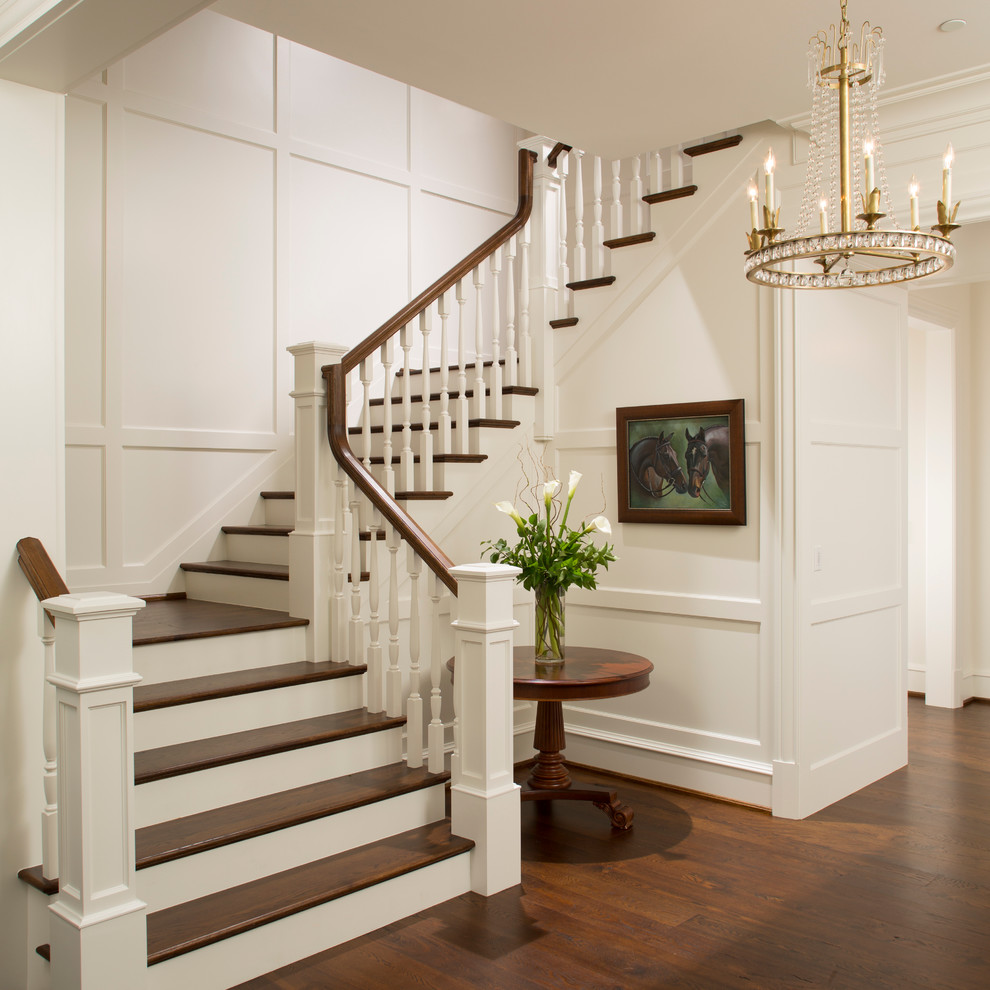 На фото: п-образная лестница в классическом стиле с деревянными ступенями и крашенными деревянными подступенками с