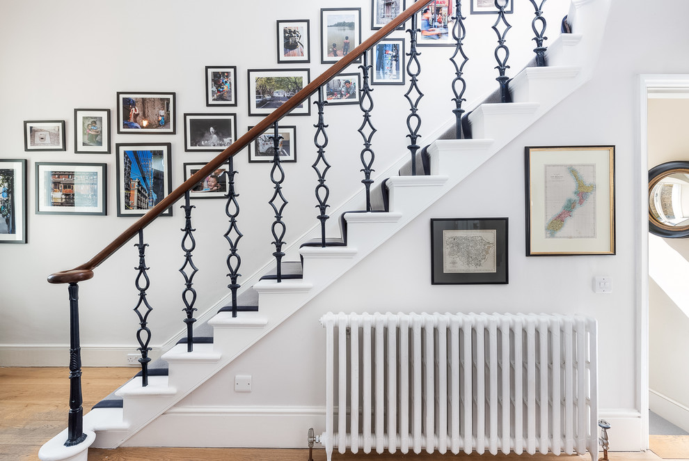 ロンドンにある中くらいなヴィクトリアン調のおしゃれな直階段の写真