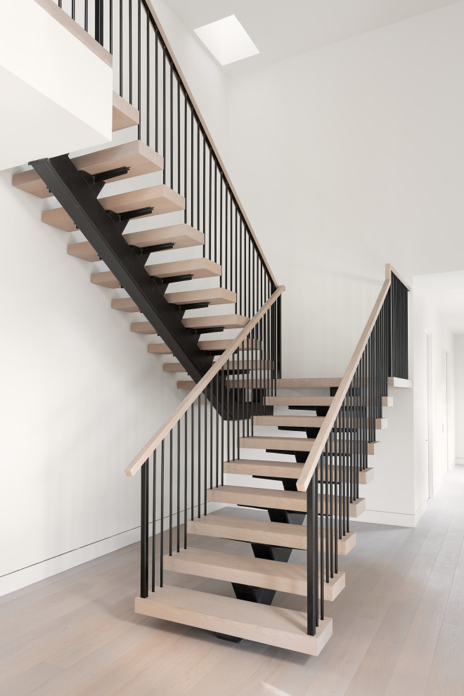 Стильный дизайн: лестница в стиле модернизм с деревянными ступенями и металлическими перилами без подступенок - последний тренд