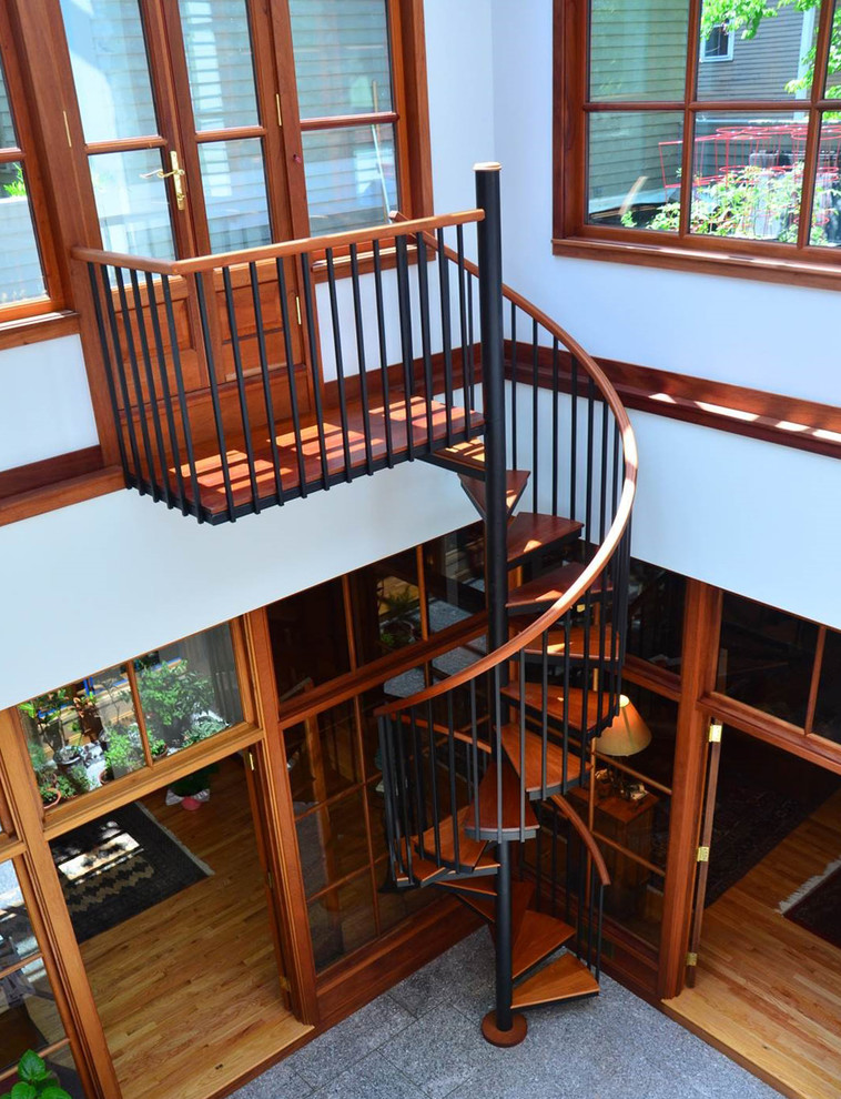 Свежая идея для дизайна: винтовая лестница среднего размера в стиле неоклассика (современная классика) с деревянными ступенями и деревянными перилами без подступенок - отличное фото интерьера
