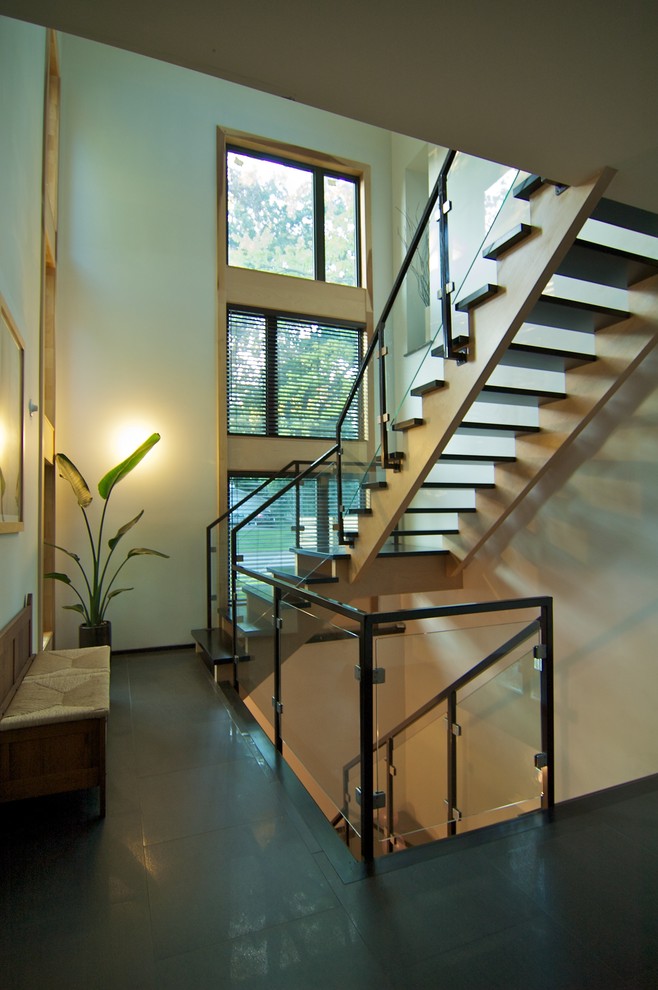 This is an example of a modern staircase in Toronto.
