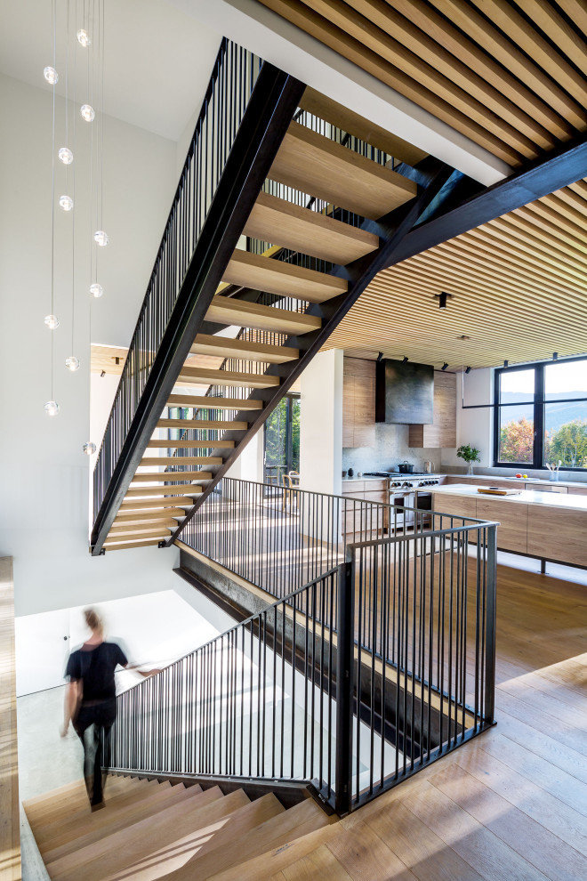 Стильный дизайн: лестница в стиле кантри с деревянными ступенями и металлическими перилами без подступенок - последний тренд