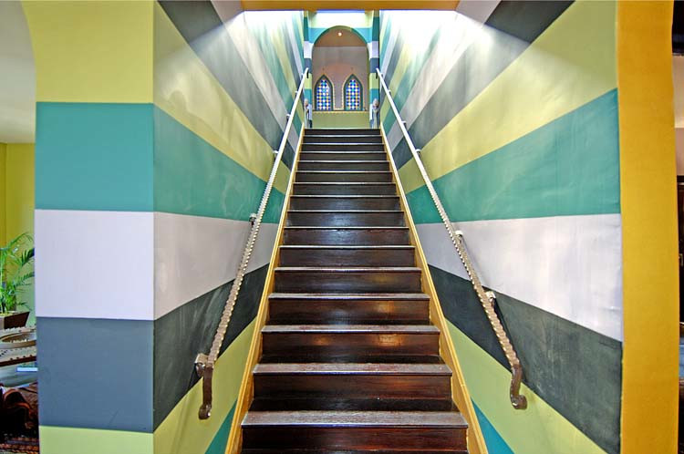 Example of an eclectic staircase design in Los Angeles