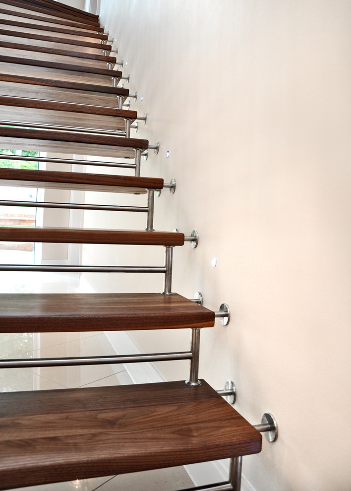 Стильный дизайн: маленькая изогнутая лестница в стиле неоклассика (современная классика) с деревянными ступенями для на участке и в саду - последний тренд