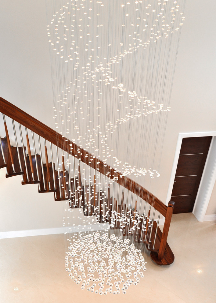 Cette image montre un petit escalier courbe traditionnel avec des marches en bois.
