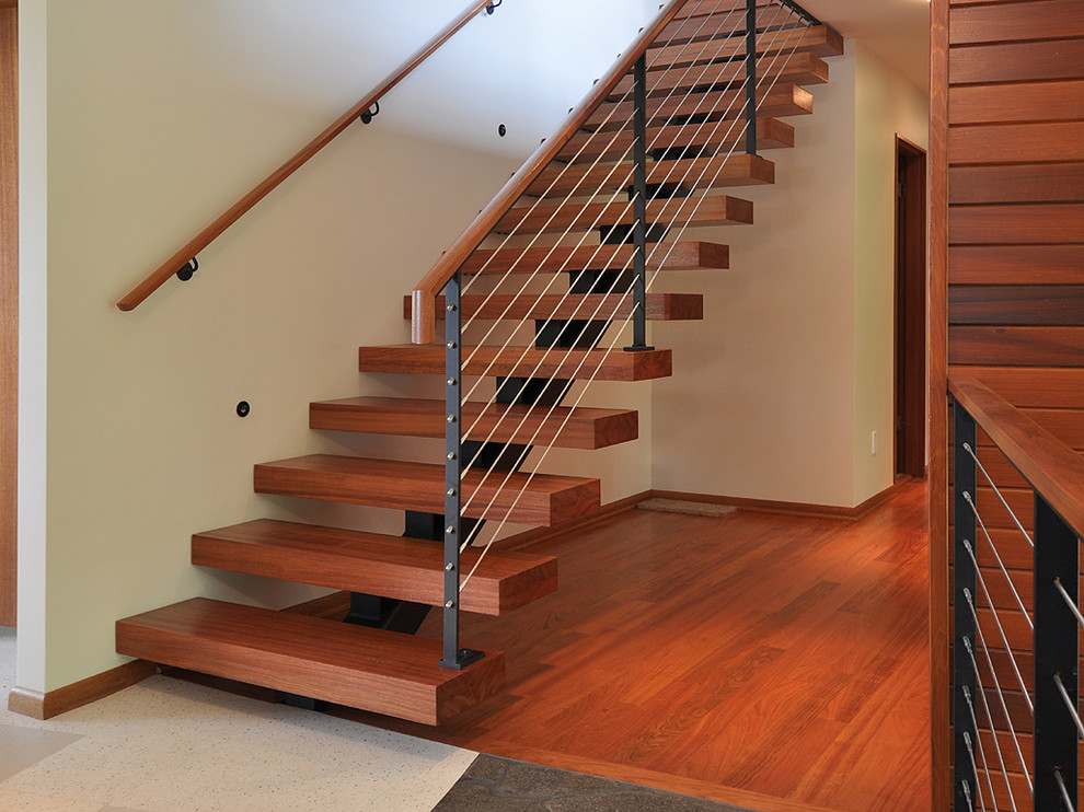 Aménagement d'un escalier sans contremarche flottant contemporain de taille moyenne avec des marches en bois.