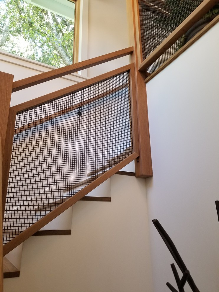 Свежая идея для дизайна: большая угловая лестница в стиле ретро с деревянными ступенями, крашенными деревянными подступенками и деревянными перилами - отличное фото интерьера