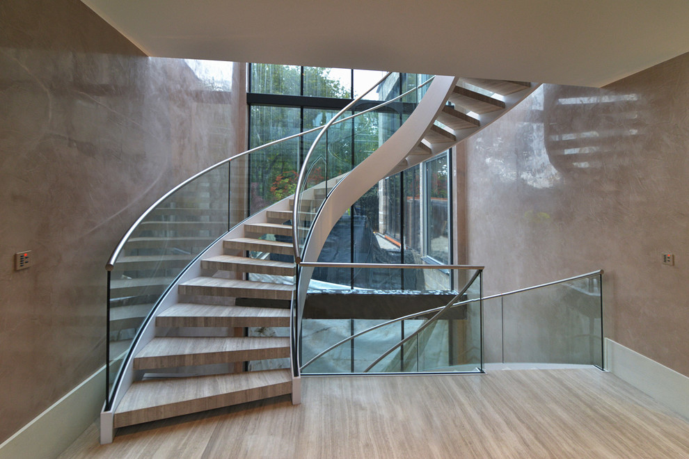 Gewendelte, Mittelgroße Moderne Holztreppe mit offenen Setzstufen in London