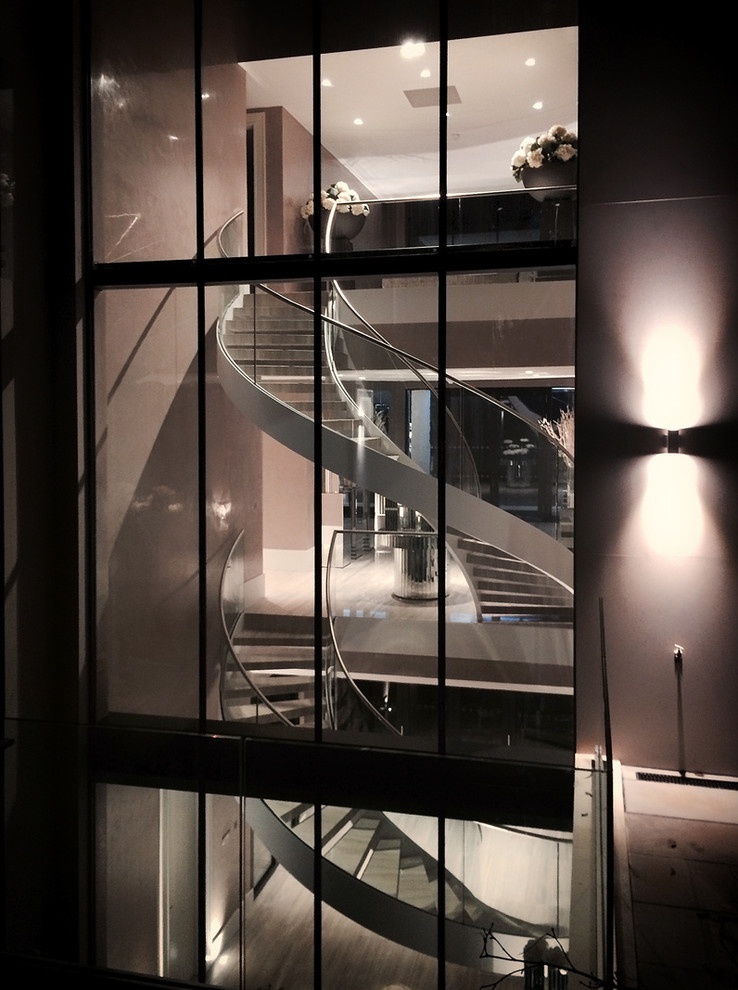Geräumige Moderne Treppe in London