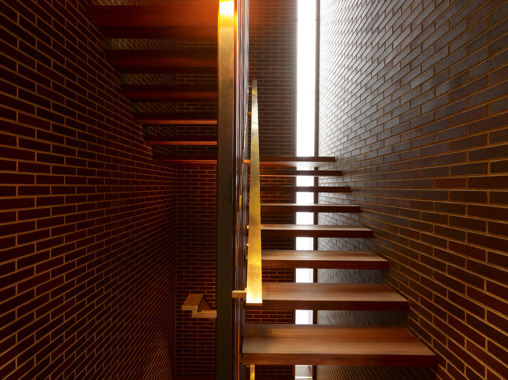 Aménagement d'un escalier sans contremarche moderne avec des marches en bois.
