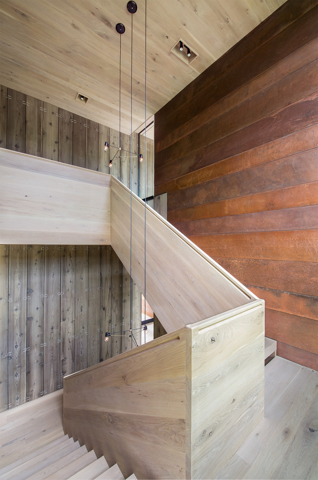 Diseño de escalera actual de tamaño medio con escalones de madera, contrahuellas de madera y barandilla de madera