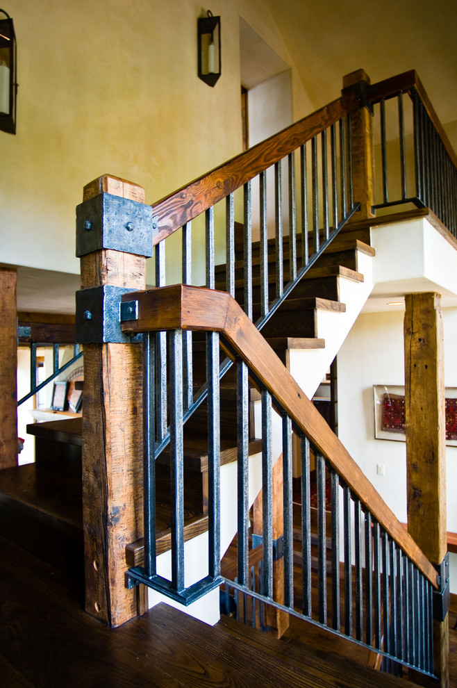 Idée de décoration pour un grand escalier chalet en U avec des marches en bois et des contremarches en bois.