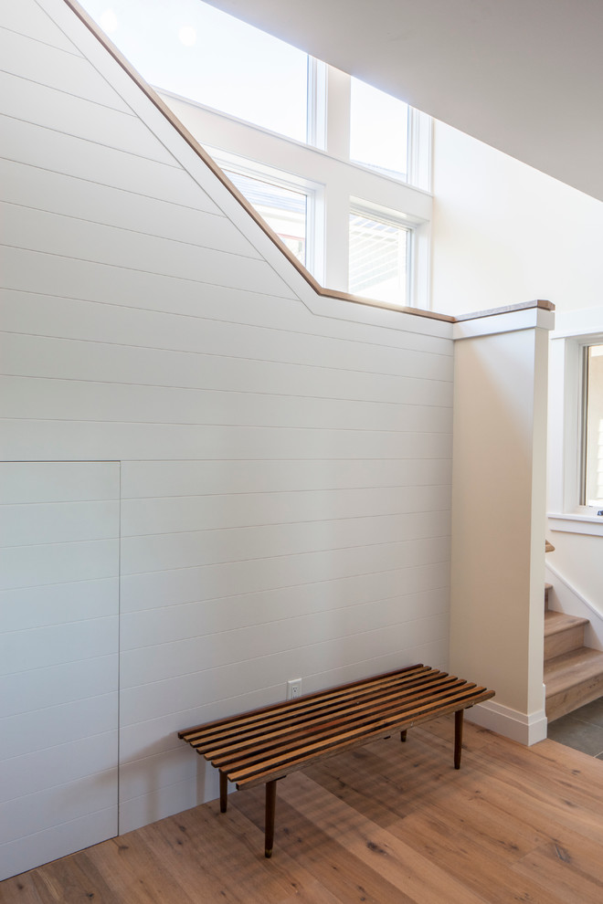 Diseño de escalera en L minimalista grande con escalones de madera y contrahuellas de madera