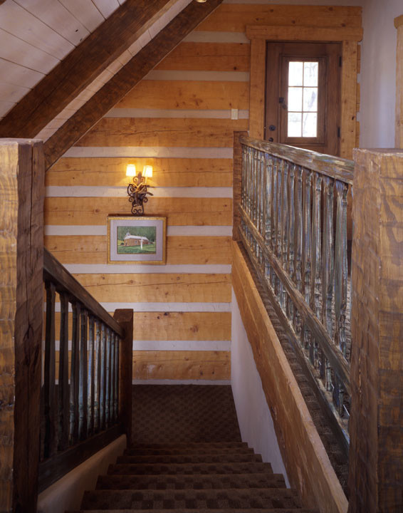 Idéer för att renovera en stor rustik l-trappa, med heltäckningsmatta och sättsteg med heltäckningsmatta