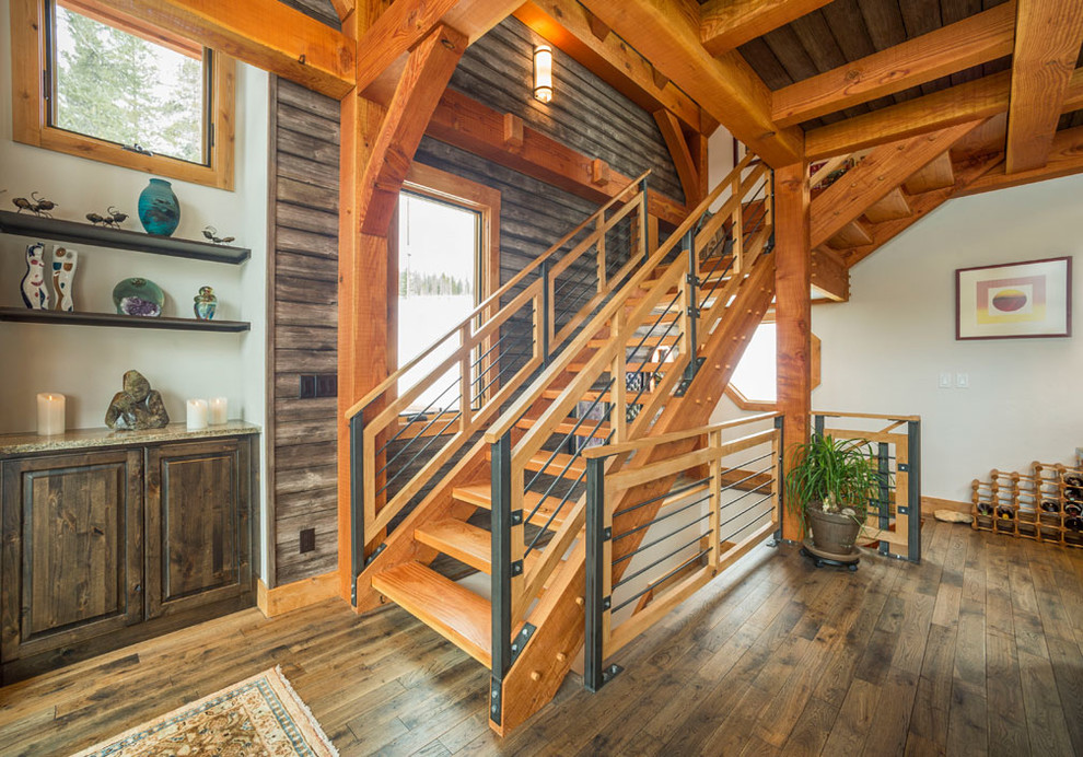 Стильный дизайн: угловая лестница среднего размера в стиле рустика с деревянными ступенями и перилами из тросов без подступенок - последний тренд