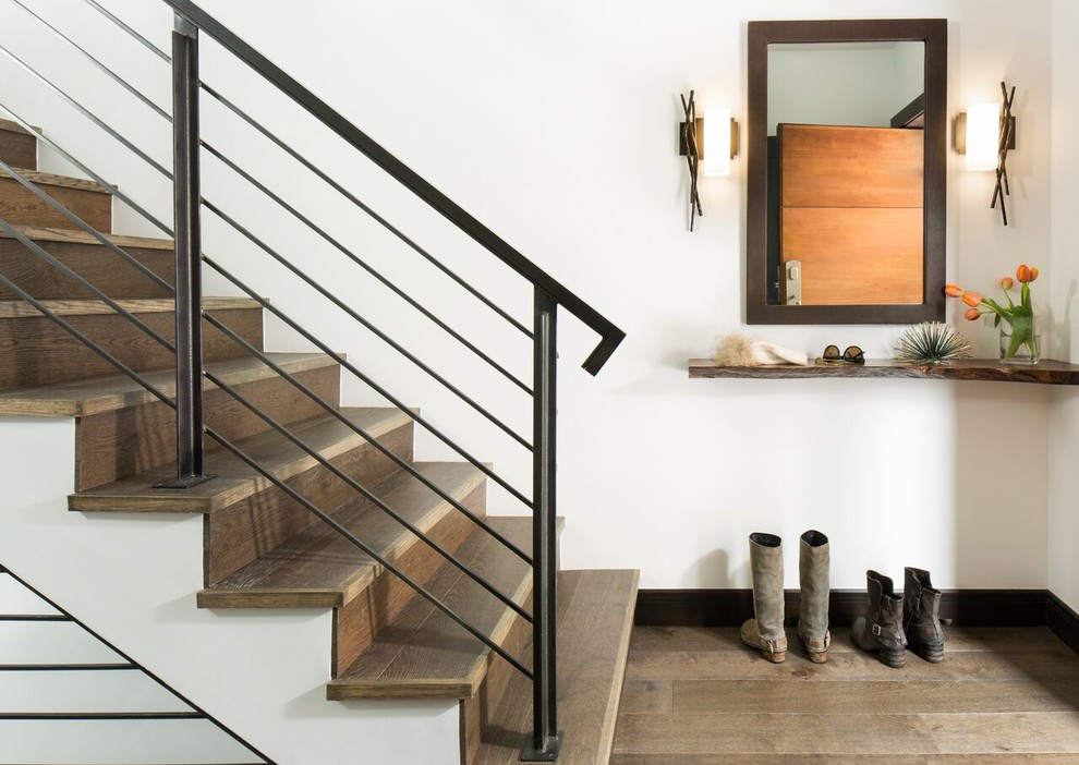 Inspiration pour un escalier droit chalet de taille moyenne avec des marches en bois et des contremarches en bois.