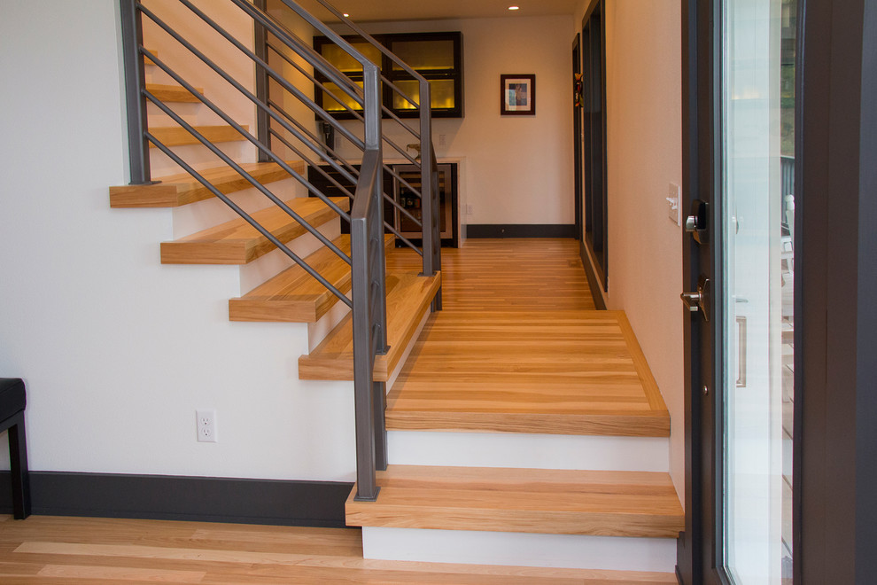 Diseño de escalera recta actual pequeña con escalones de madera