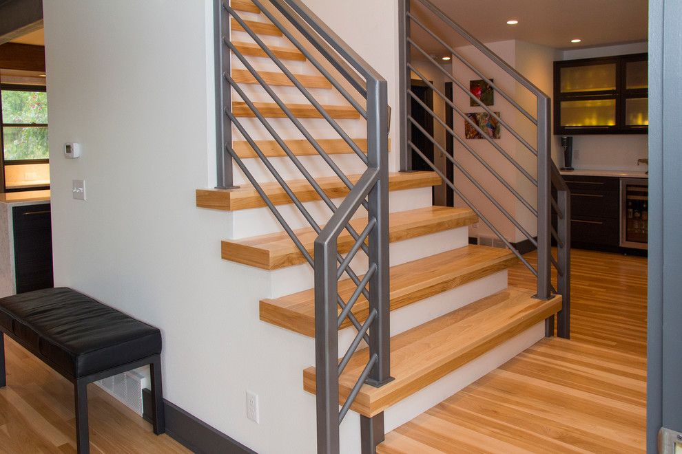Источник вдохновения для домашнего уюта: маленькая прямая лестница в современном стиле с деревянными ступенями для на участке и в саду