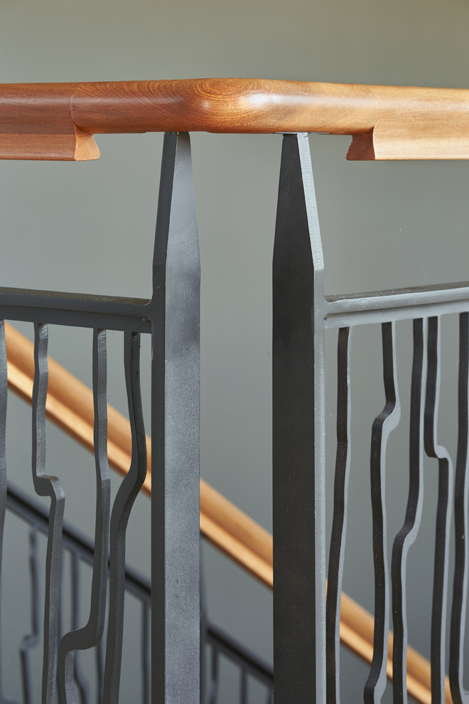 Immagine di una scala a rampa dritta minimalista di medie dimensioni con pedata in legno e nessuna alzata