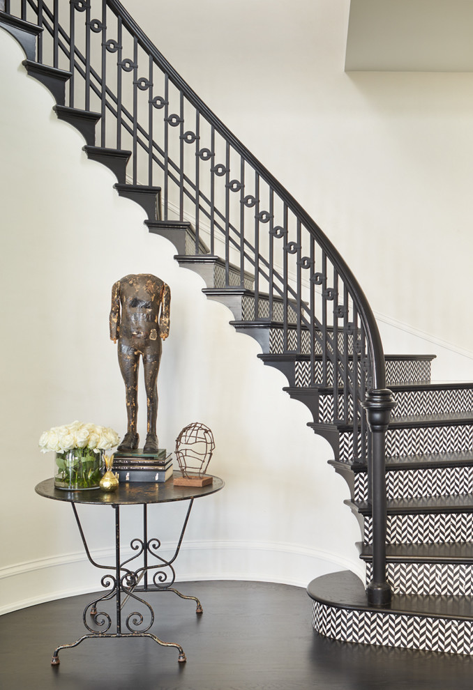 Стильный дизайн: изогнутая деревянная лестница в классическом стиле с деревянными ступенями и деревянными перилами - последний тренд