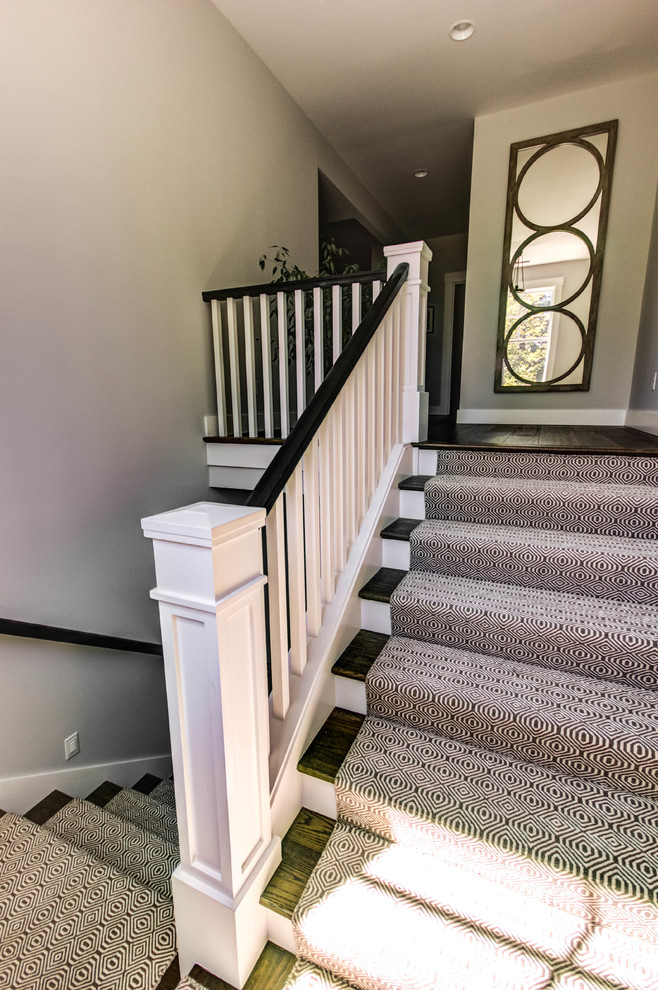Идея дизайна: большая п-образная лестница в классическом стиле с деревянными ступенями и ковровыми подступенками