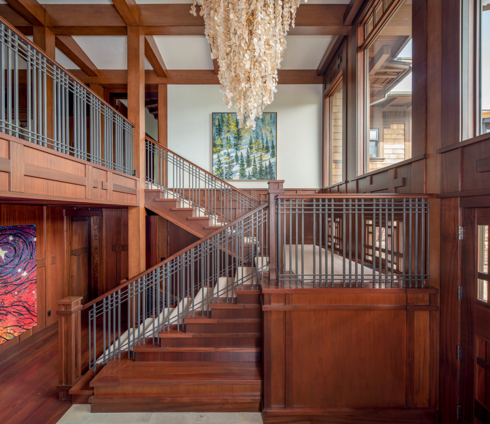 Ejemplo de escalera rústica con escalones de madera, contrahuellas de madera y barandilla de metal