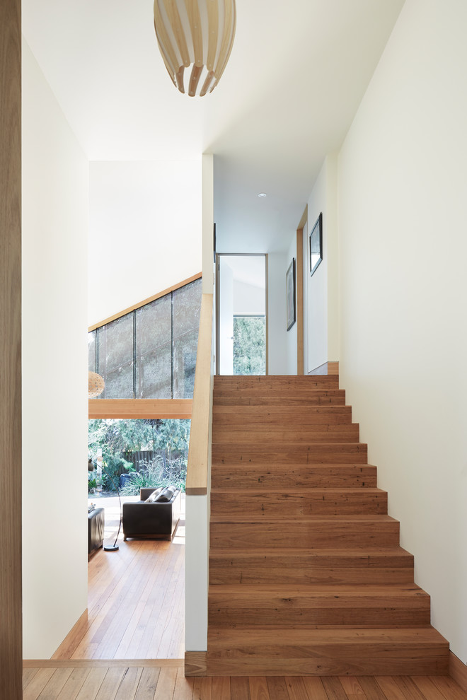 Источник вдохновения для домашнего уюта: прямая деревянная лестница среднего размера в современном стиле с деревянными ступенями и деревянными перилами
